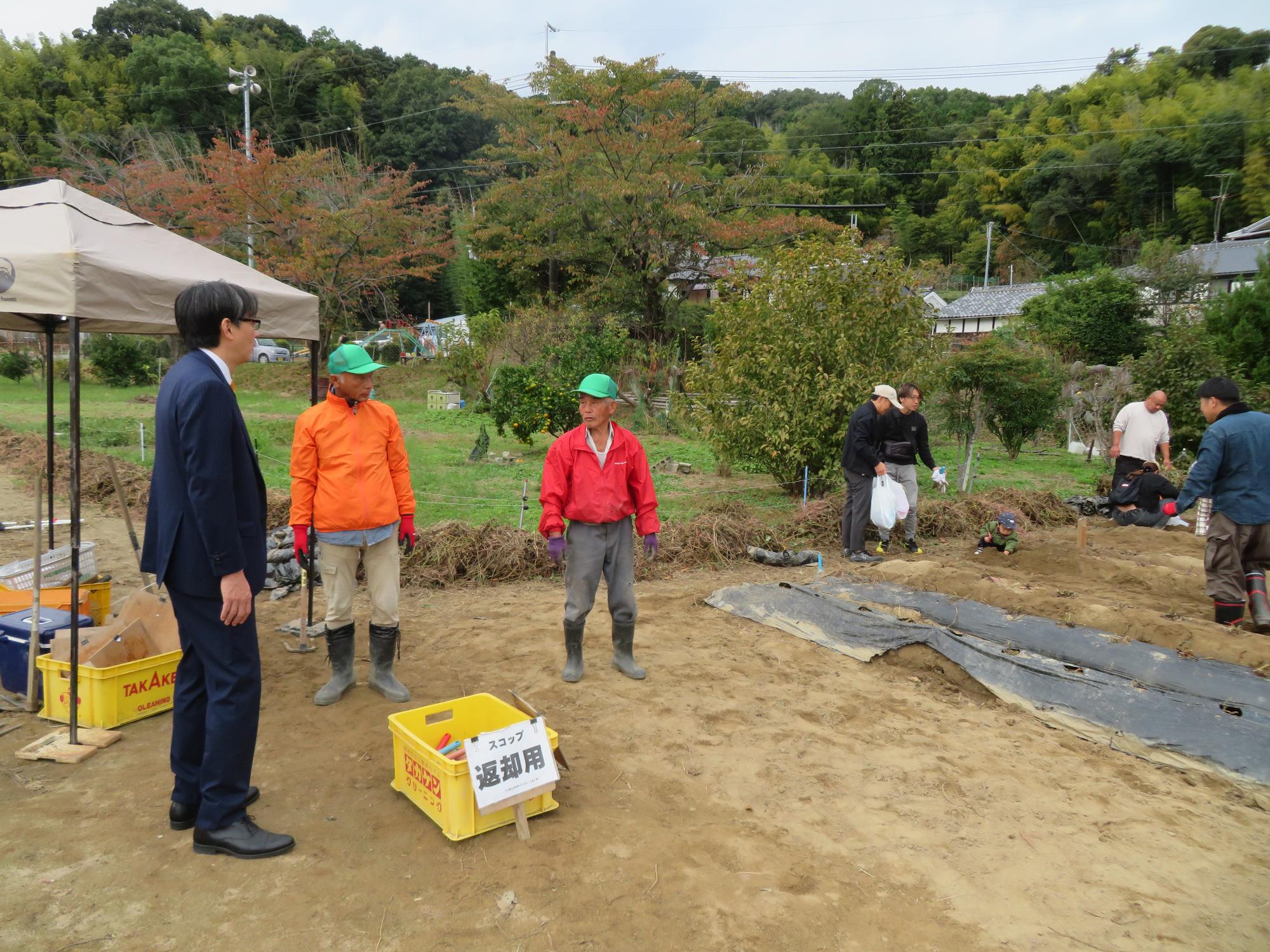 視察をする市長の写真