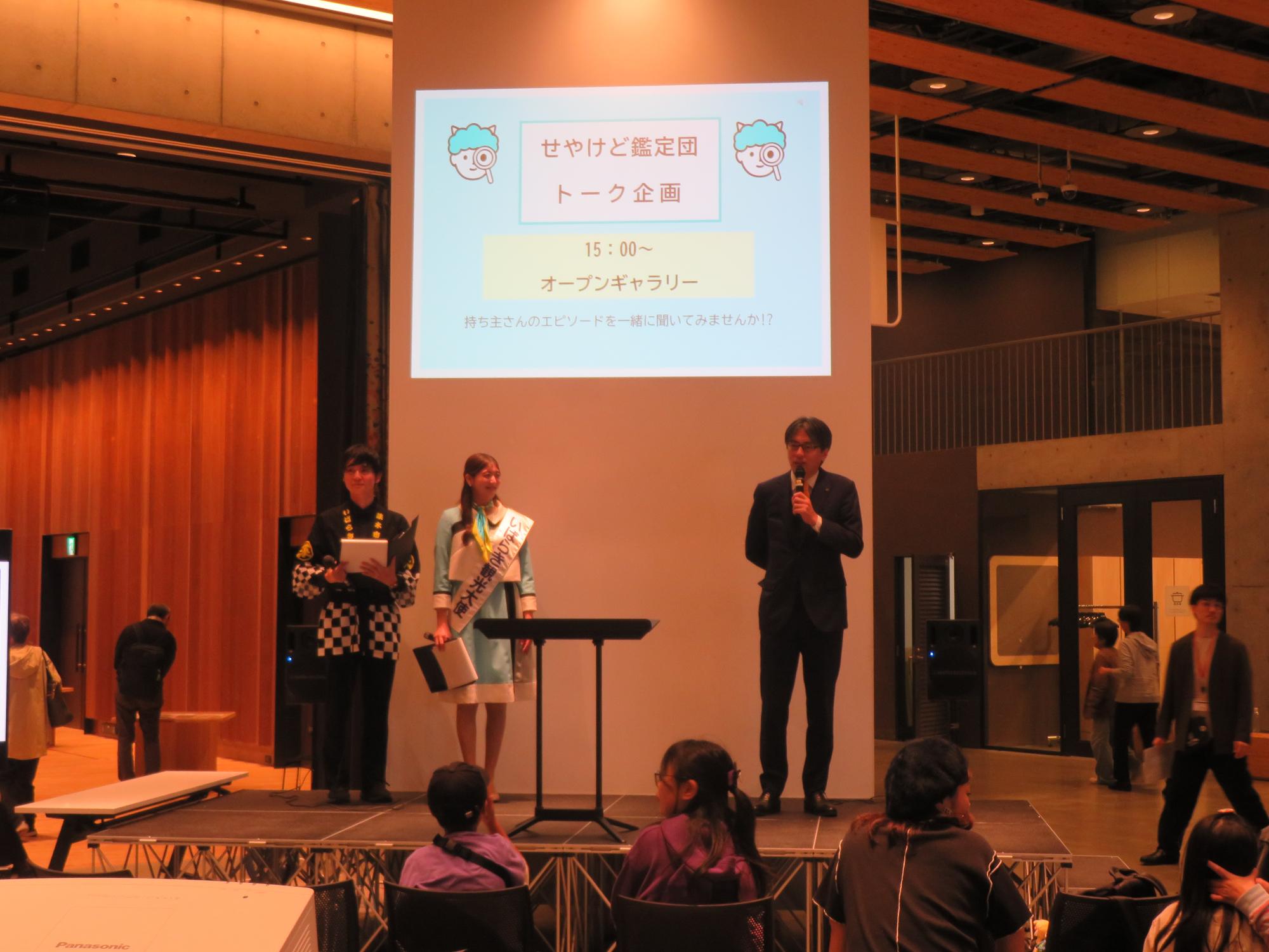 来場者の前であいさつをする市長の写真