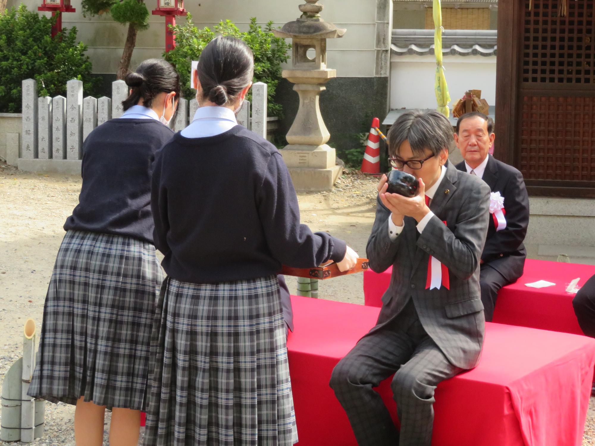 お抹茶を味わう市長の写真