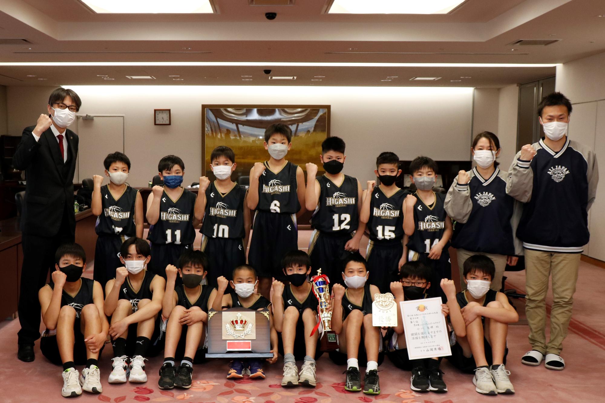 茨木東ミニバスケットボールクラブの皆さんと市長の集合写真
