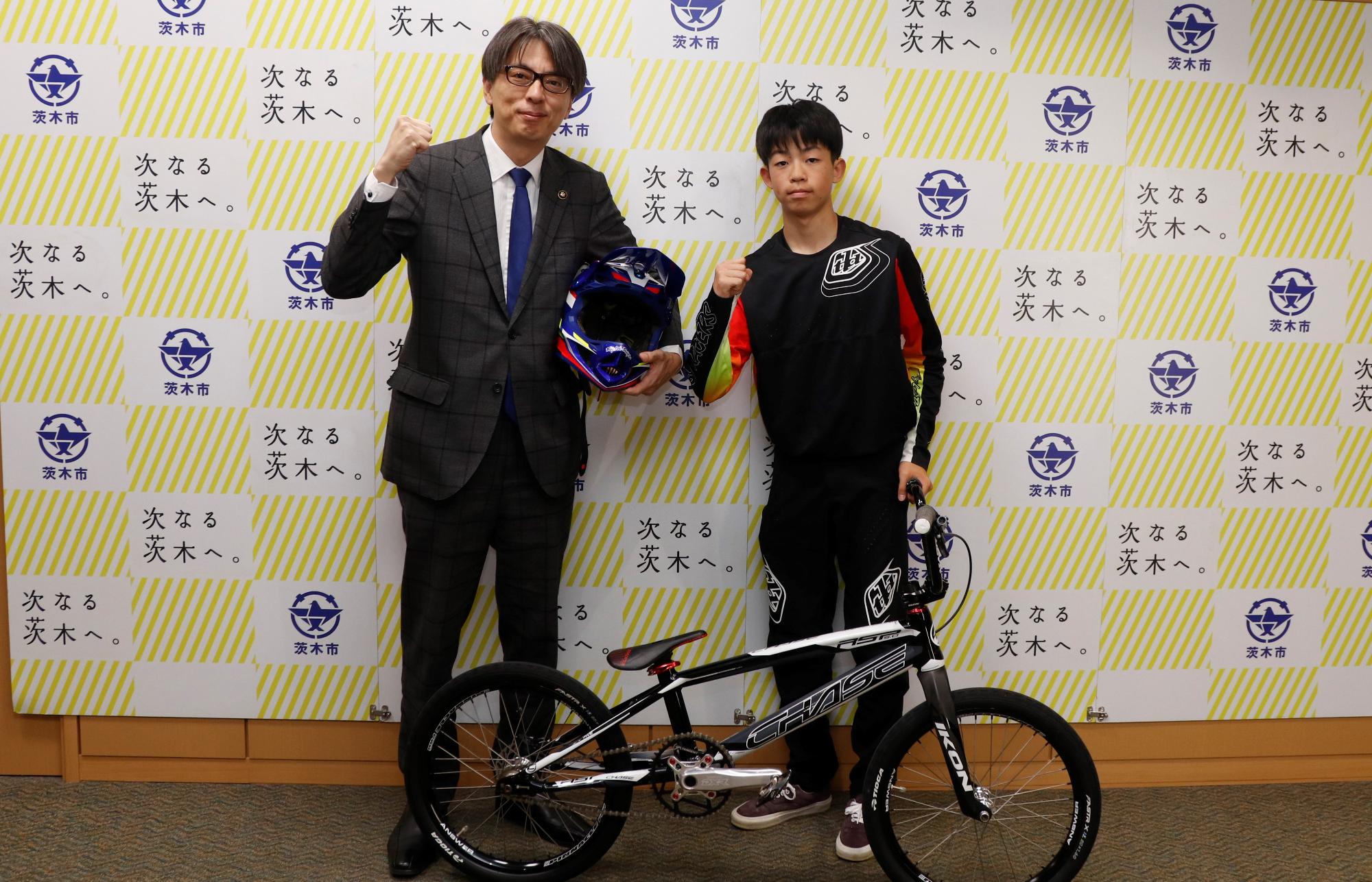 福田瑛大さんと市長の写真