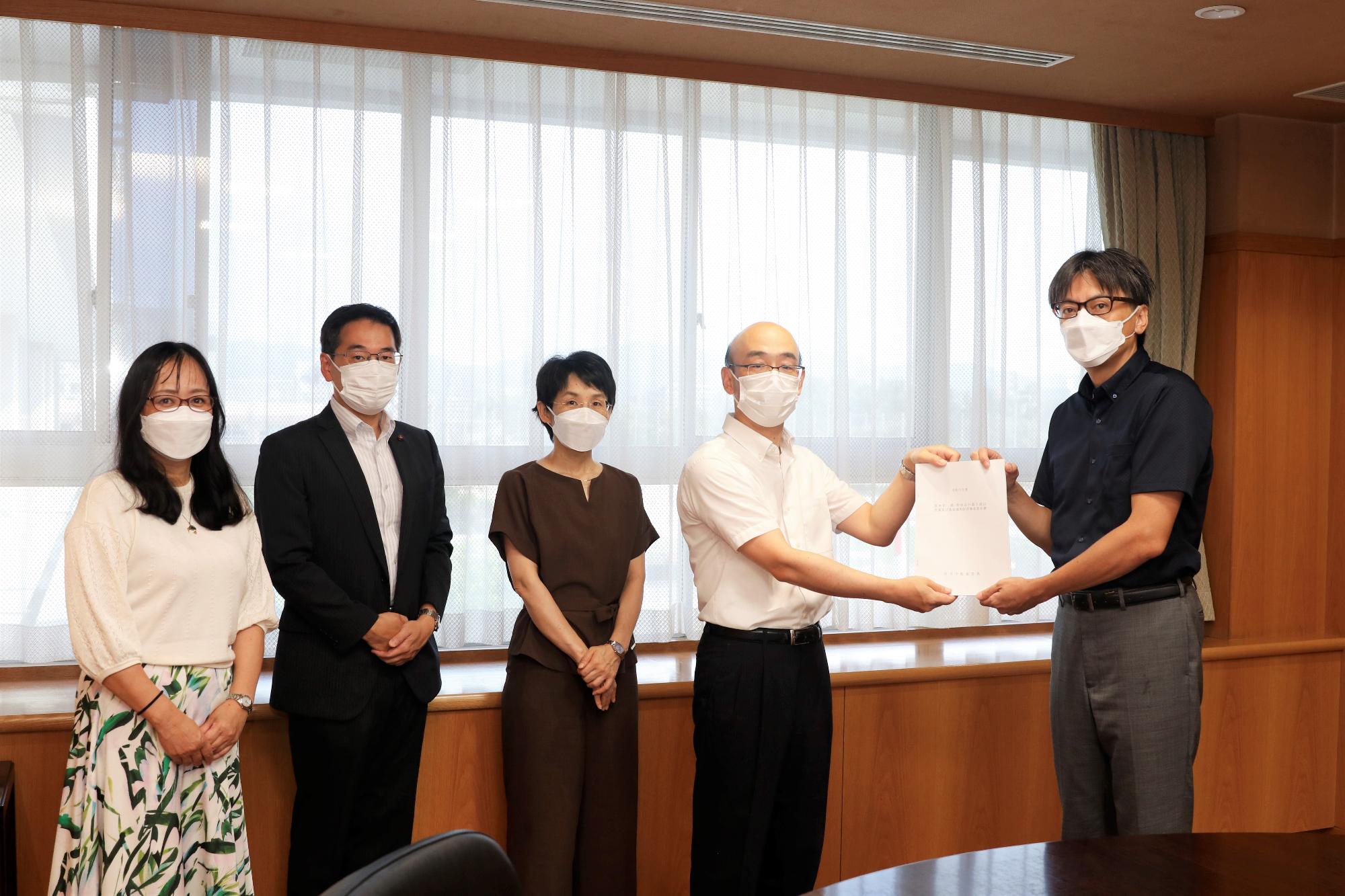 茨木市監査委員の皆様から決算・基金運用状況審査意見書を受領する市長の写真