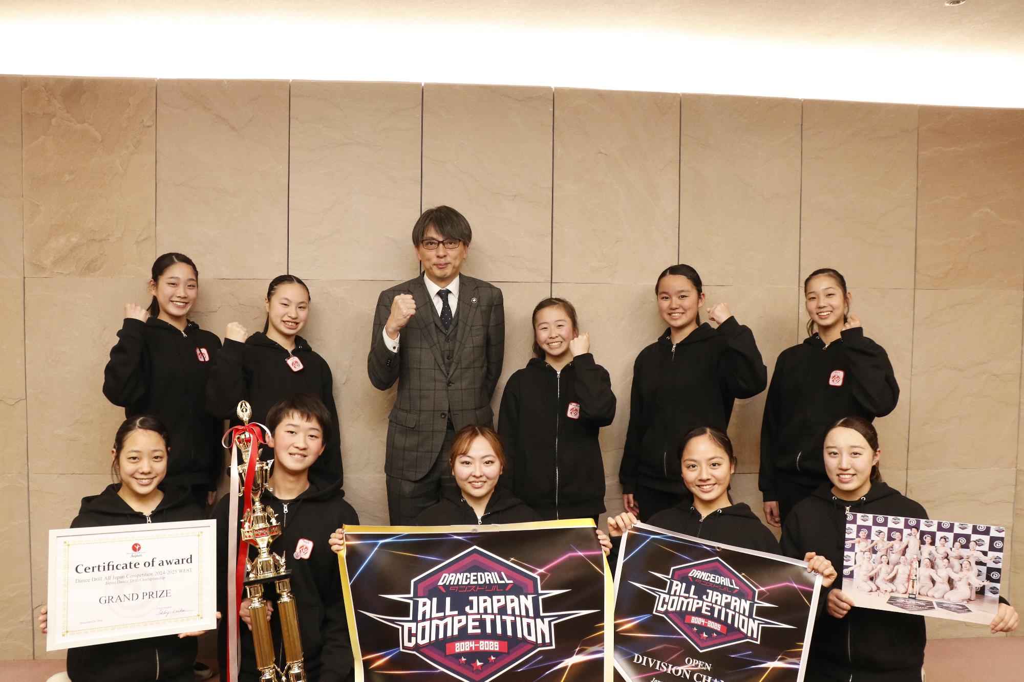 WORLD WINGS ALL STARの皆さんと市長の写真