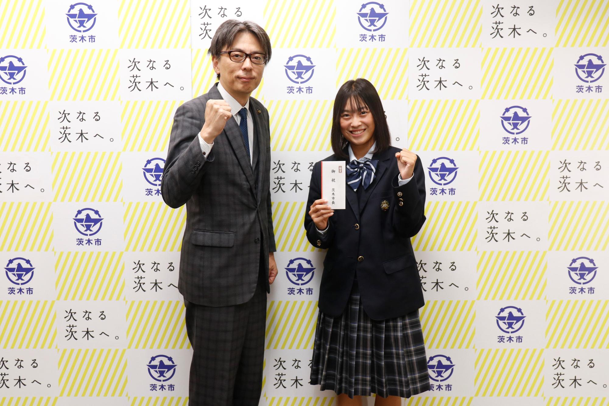 本田彩衣さんと市長の写真