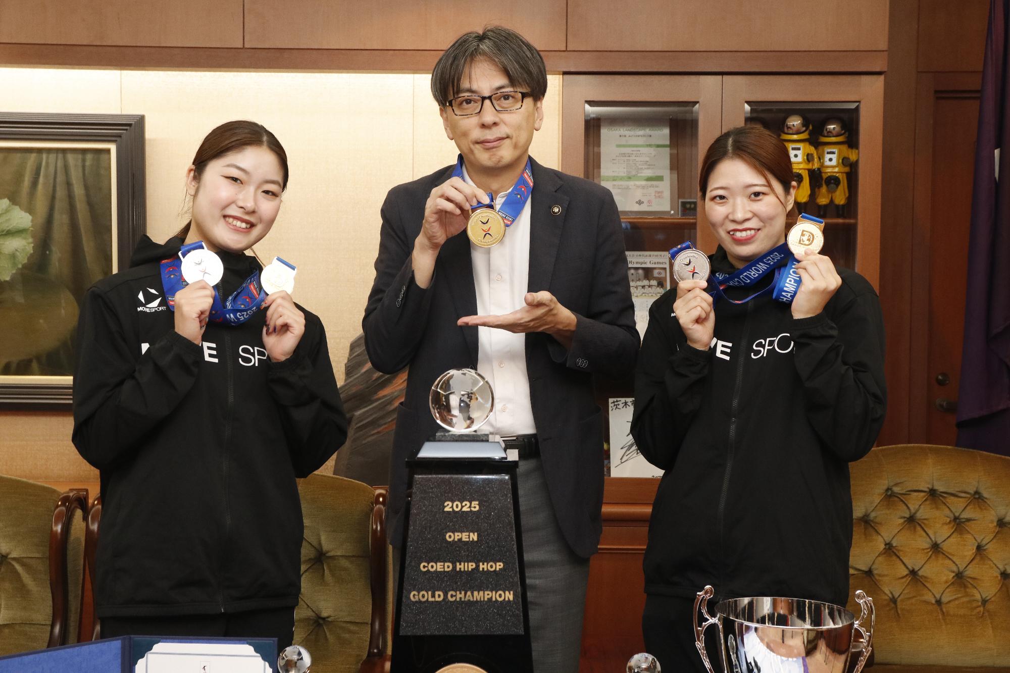 メダルを持つ選手2名と市長の写真