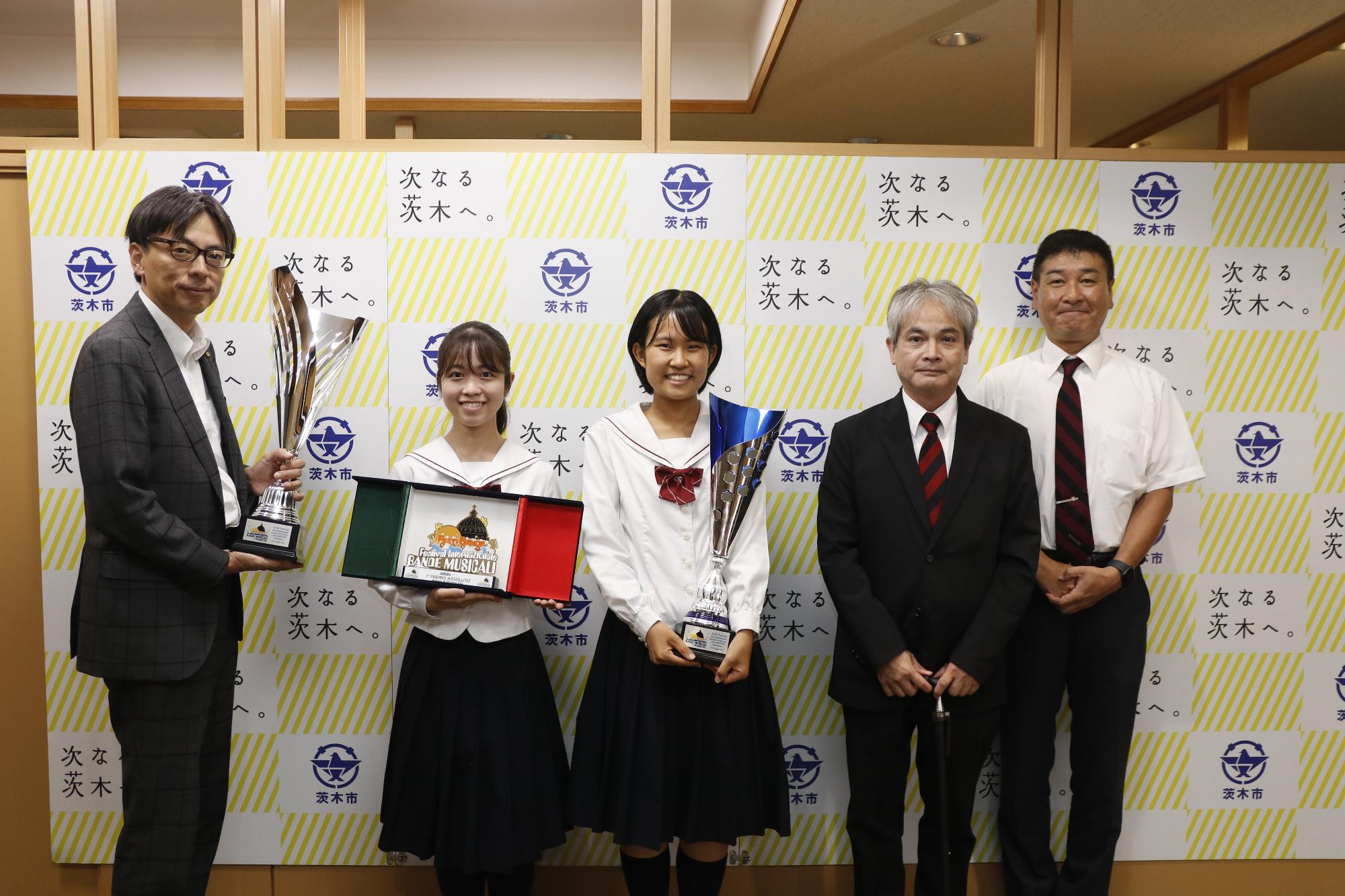 早稲田摂陵高等学校ウィンドバンドの皆さんと市長の写真