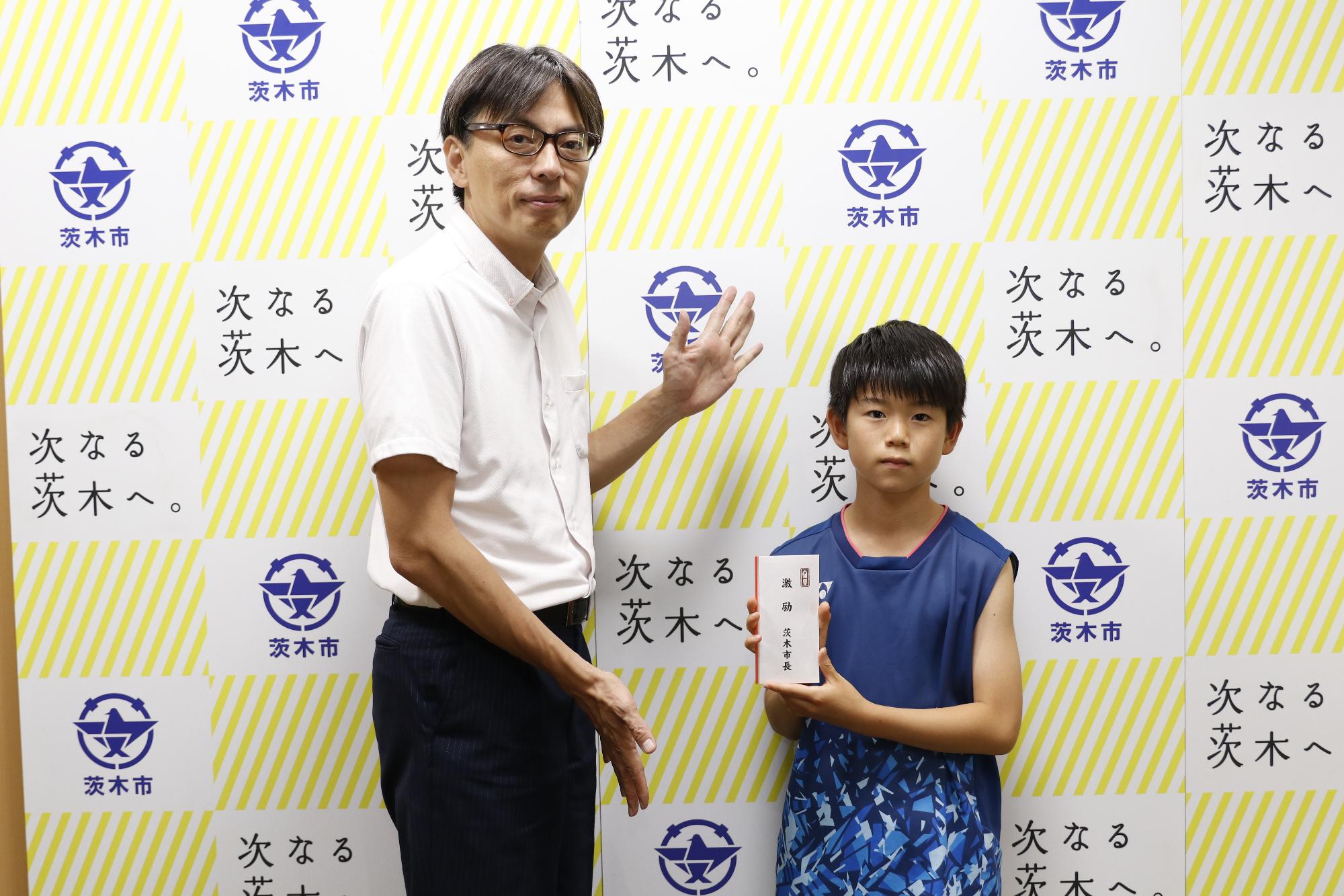 新田大晃さんと市長の写真