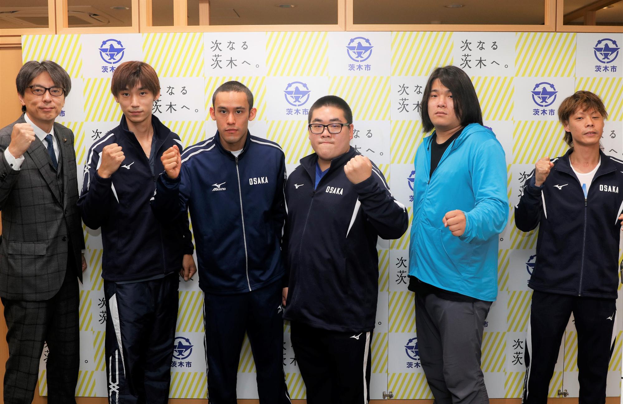 ガッツポーズをする、大阪府代表選手の皆さんと市長の写真