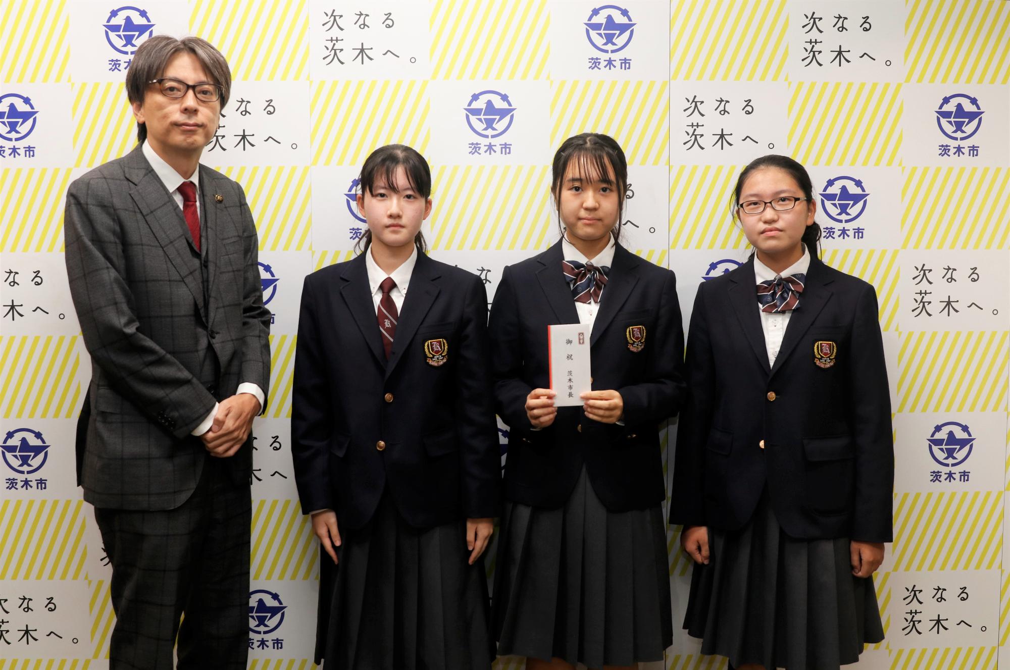 関西大倉高等学校、囲碁将棋部の皆さんと市長の写真