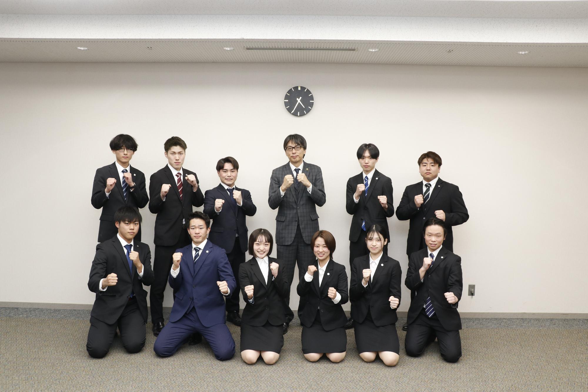 ガッツポーズをする追手門学院大学少林寺拳法部の皆さんと市長の写真