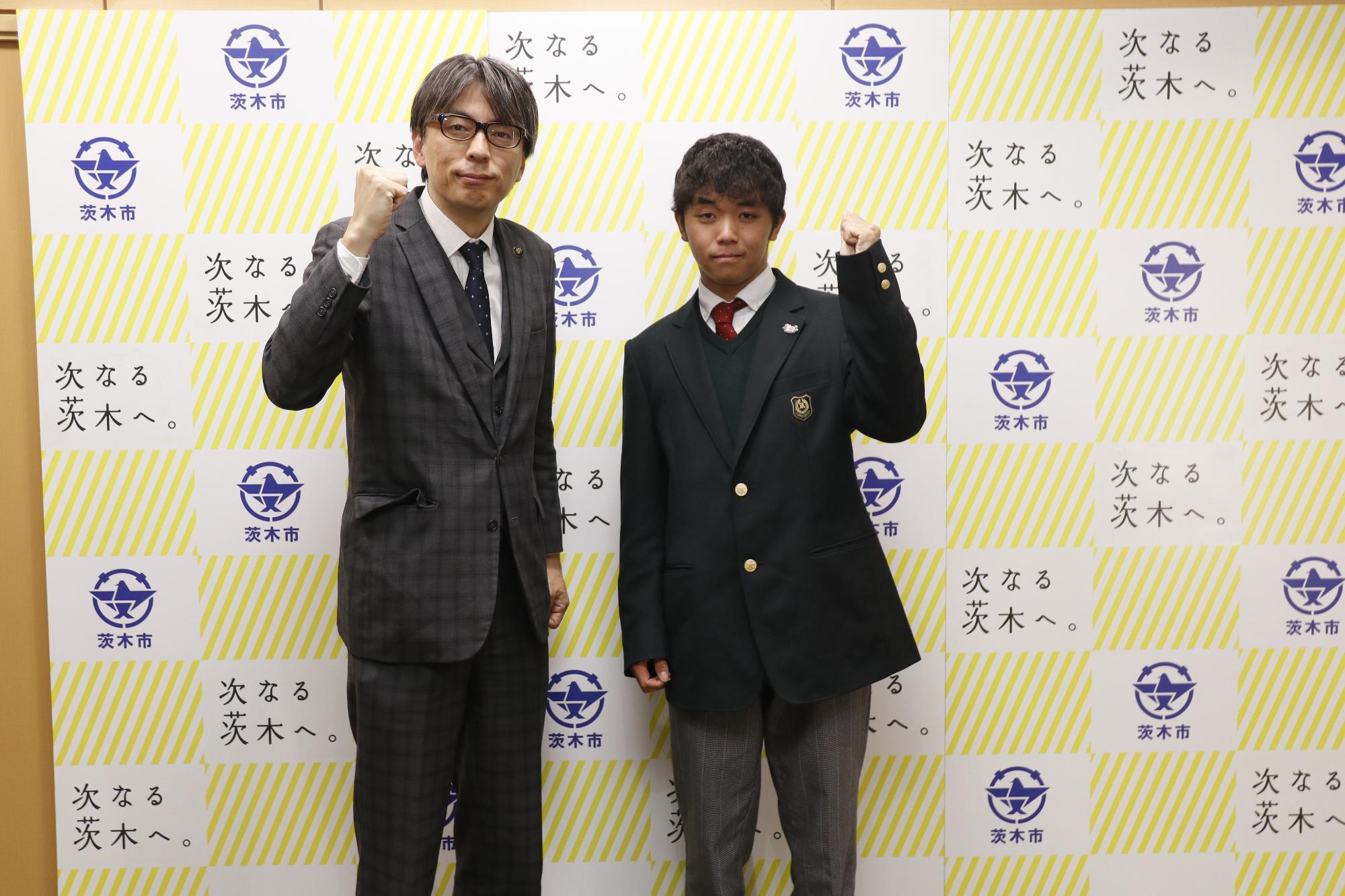 ガッツポーズをする大西翔駈さんと市長の写真