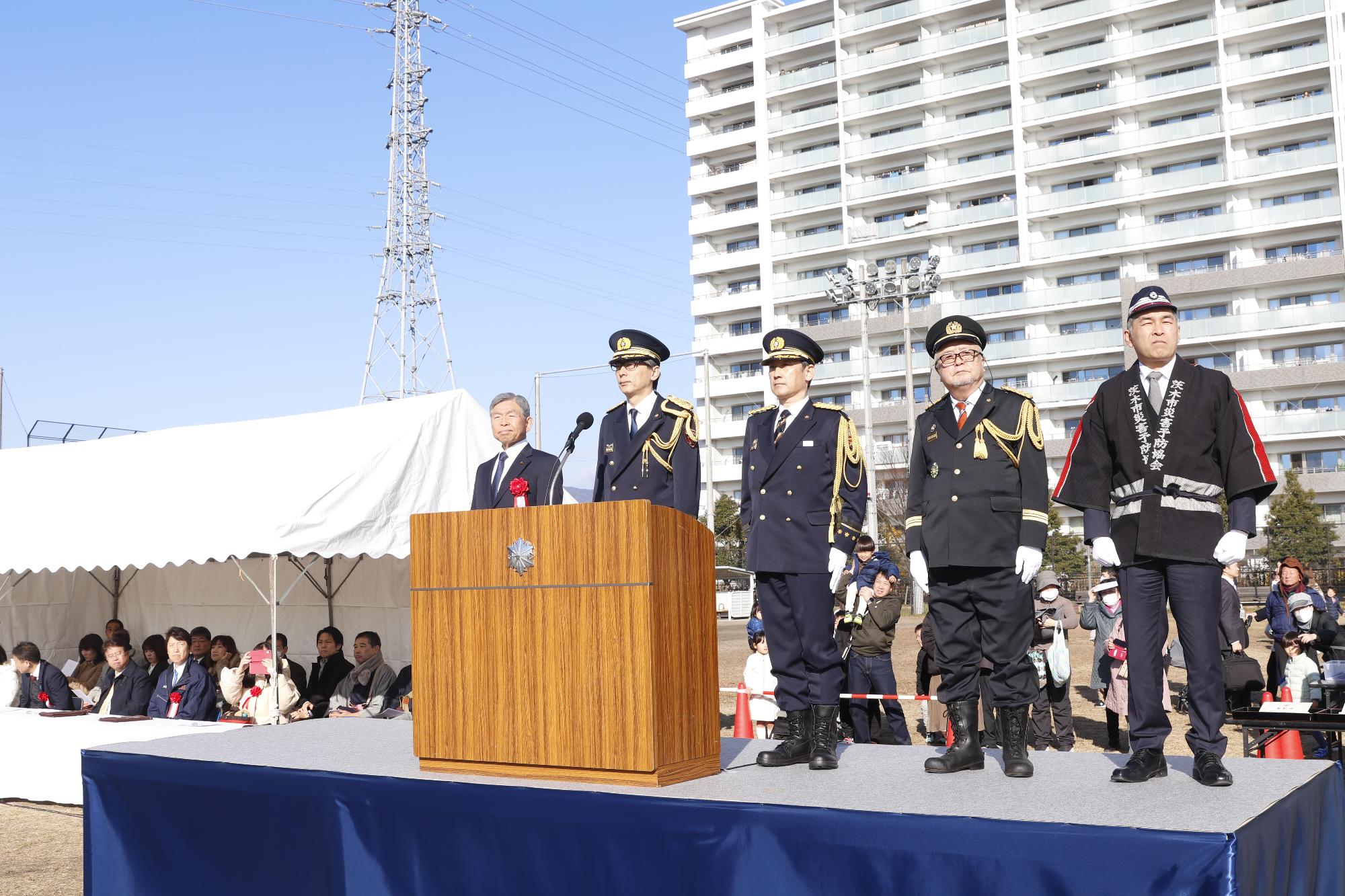 壇上であいさつをする市長の写真