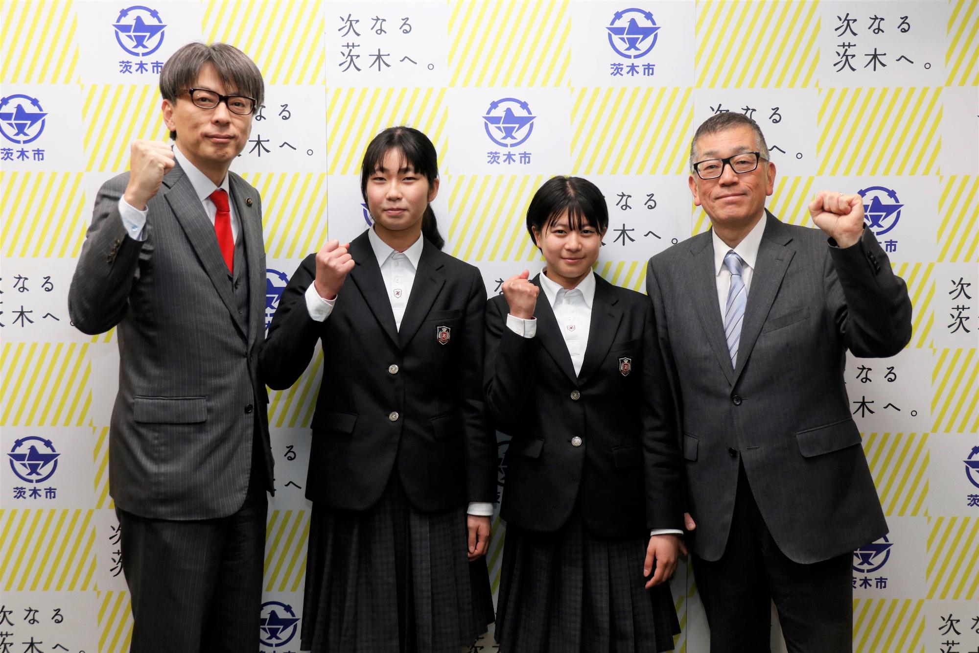ガッツポーズをする平田中学校の皆さんと市長の写真