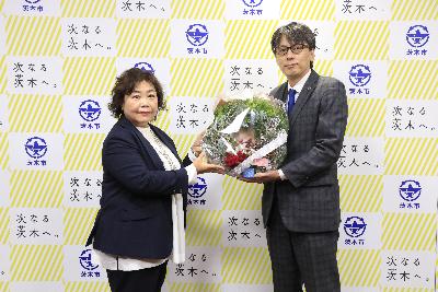 クラフトリースを中心に写る市長と「株式会社こう」渡辺代表の写真