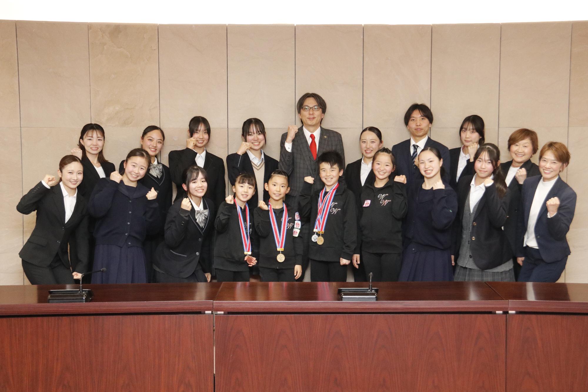 ガッツポーズをする選手と市長の写真