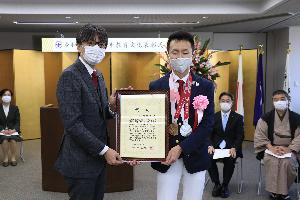 和田さんと並び賞詞を持つ市長の写真