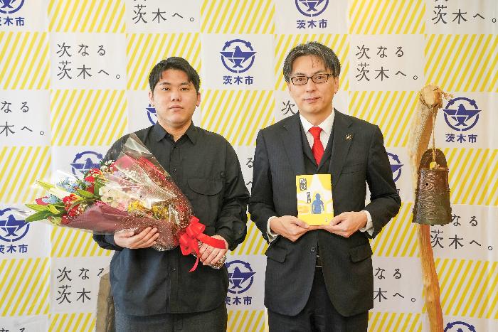 畠山さんと市長の写真