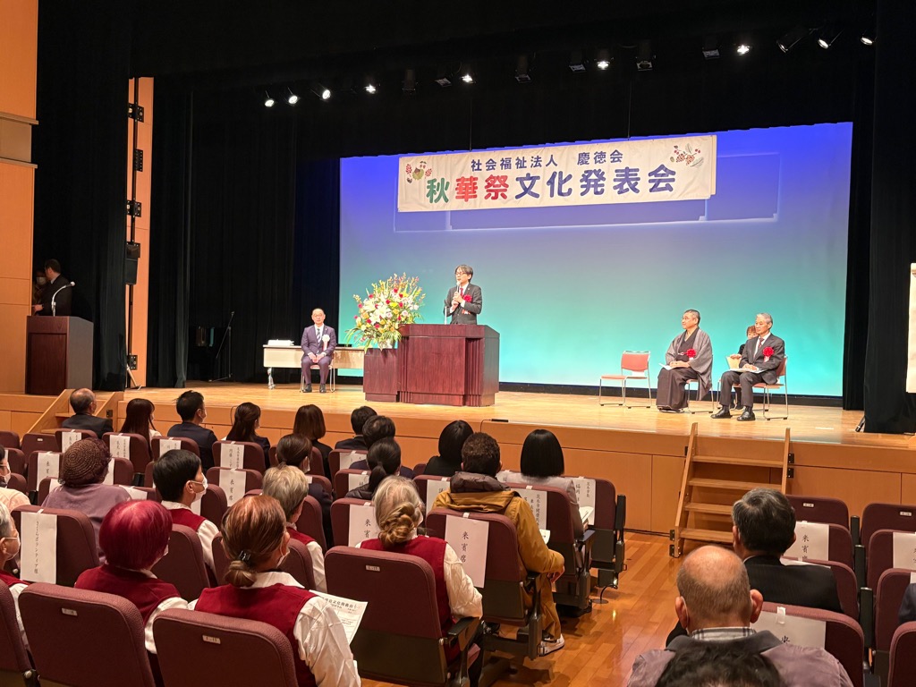 舞台上であいさつをする市長の写真