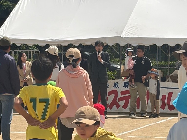 参加者の前であいさつをする市長の写真