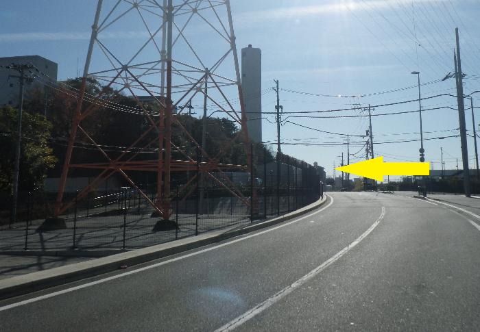 北側から鉄塔奥すぐ左折
