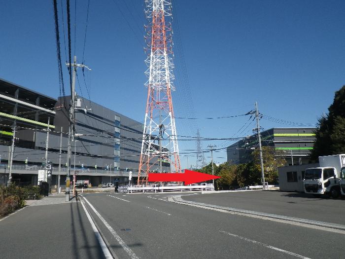 南側から鉄塔手前右折
