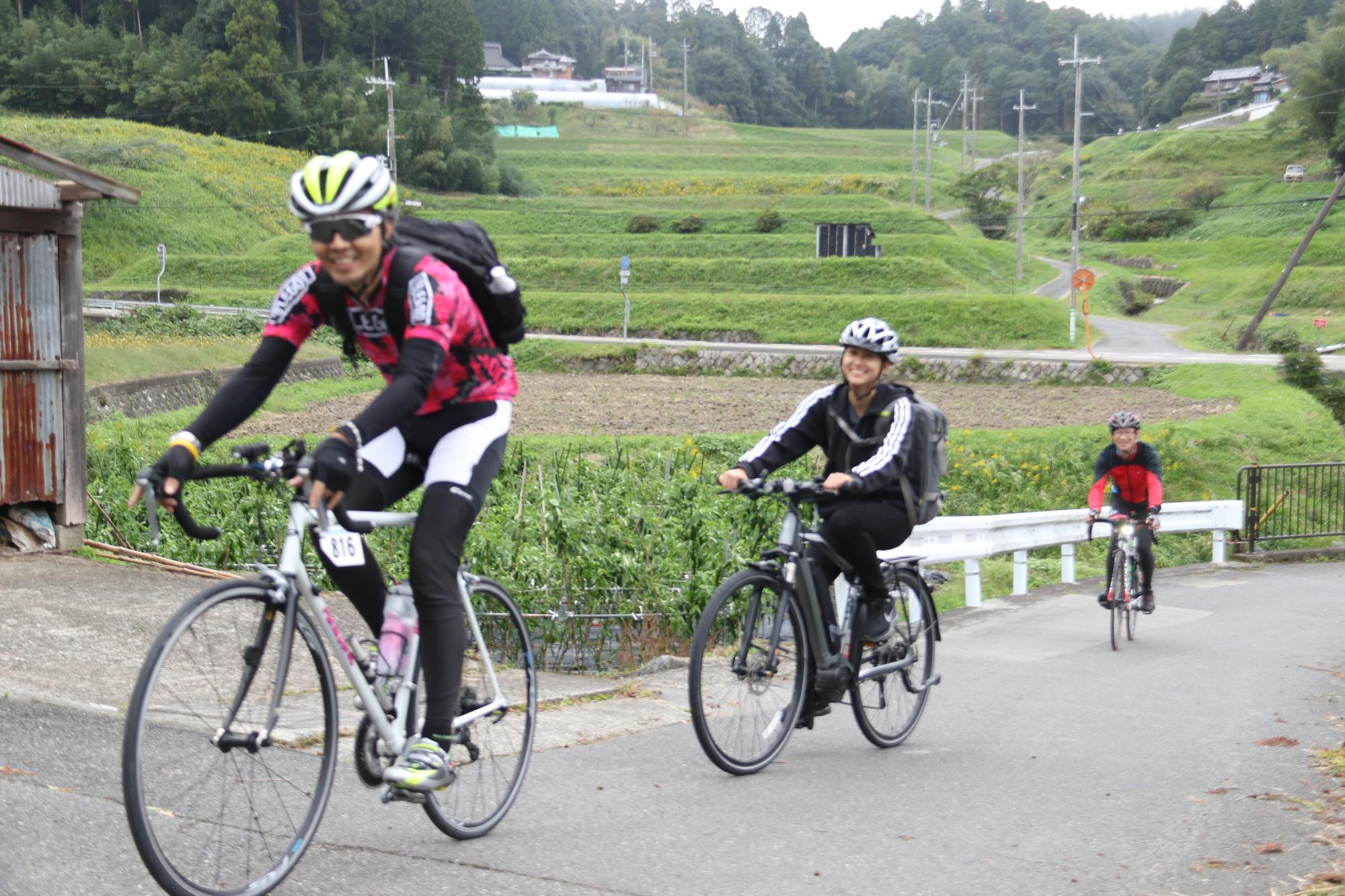 自転車で走っている様子