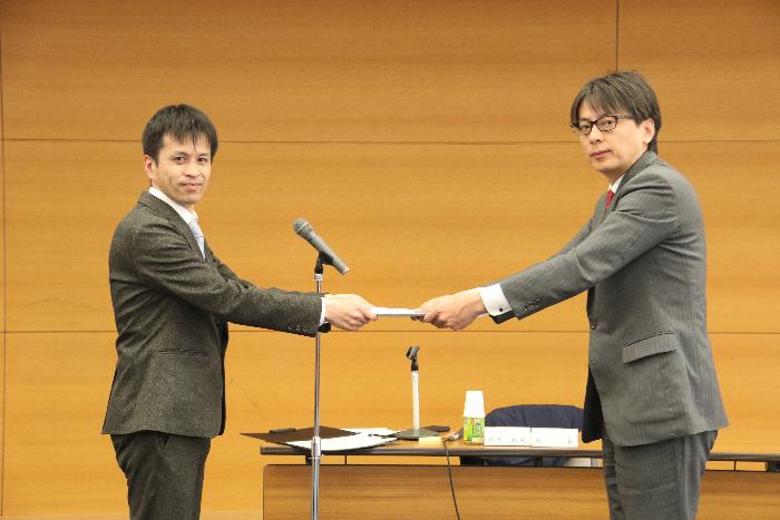 中学校給食審議会答申写真