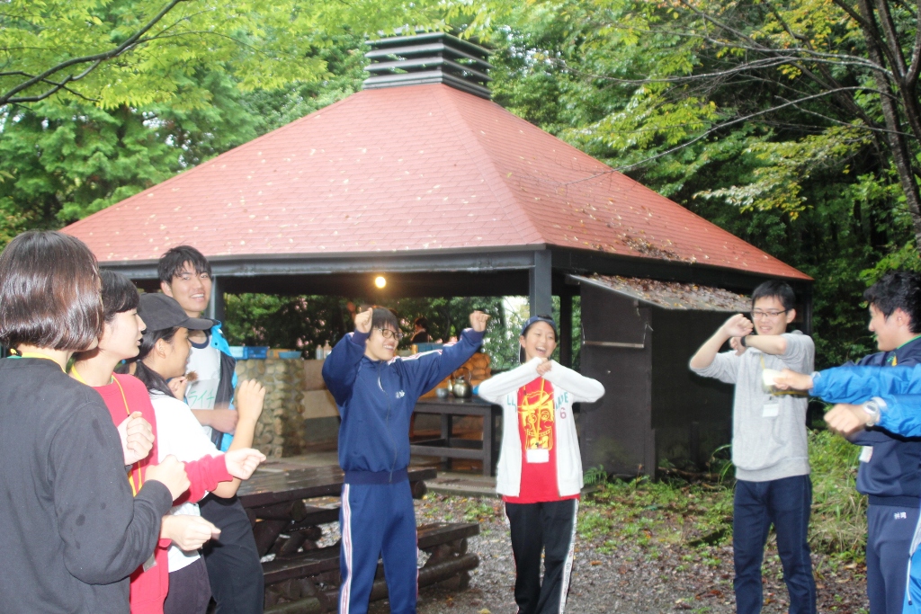 キャンプカウンセラーと高校生が楽しいでいる様子
