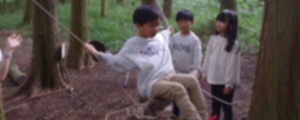 ブランコをしているこども