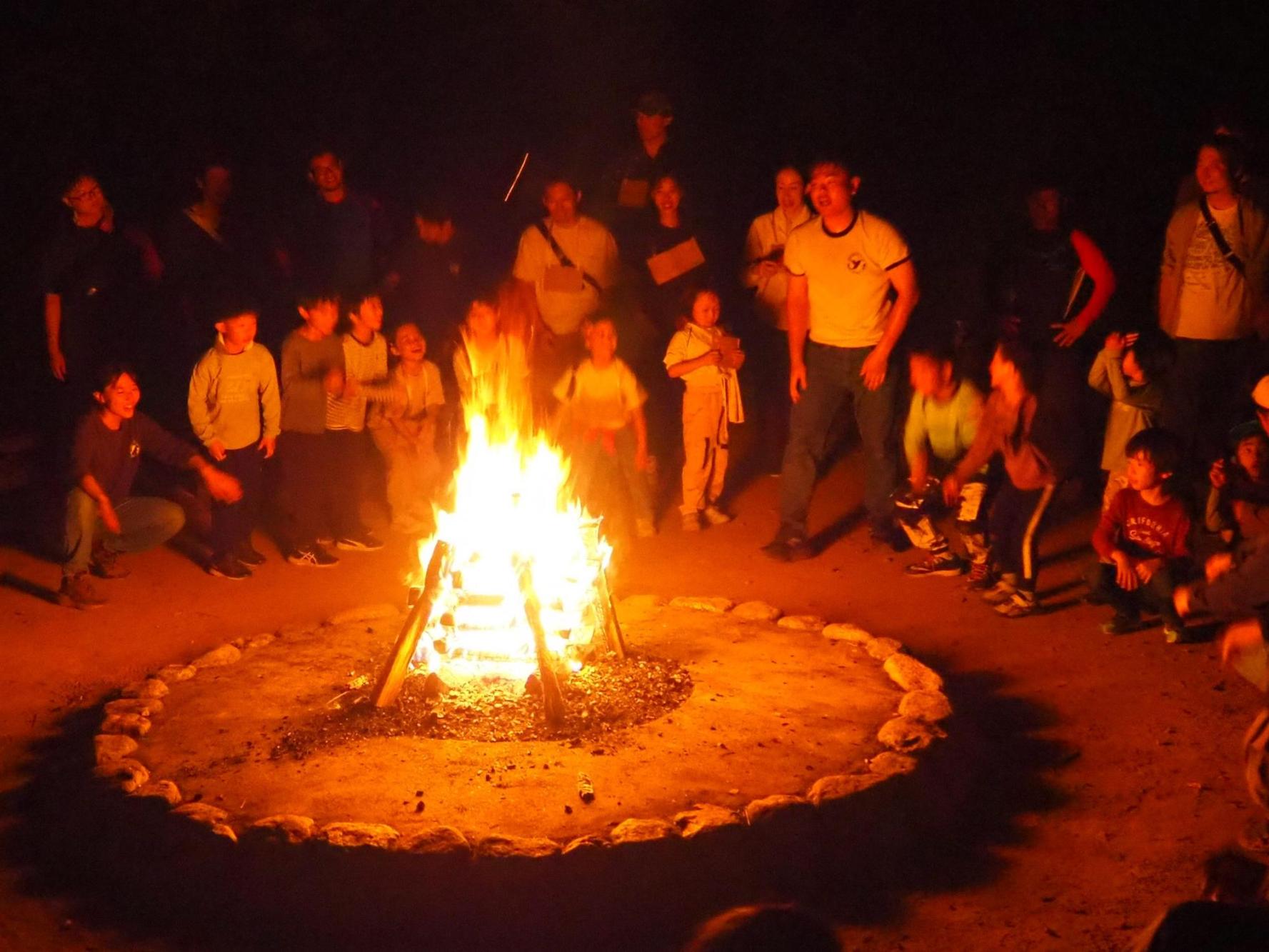 キャンプファイヤーの様子です