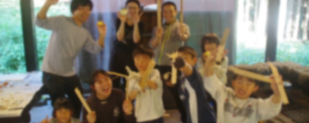 キャンプ場で自然プログラムを体験しています