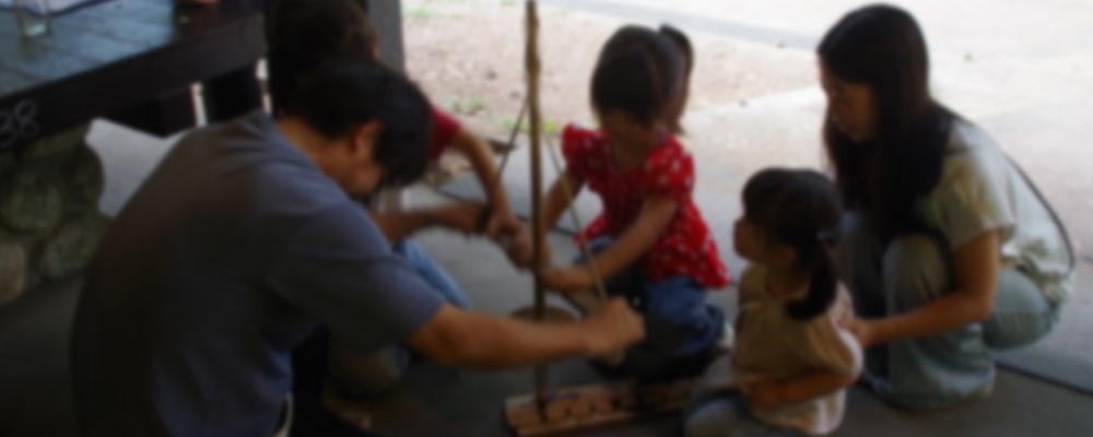 親子で火起こし体験している様子