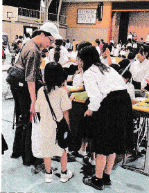 来場者案内の様子