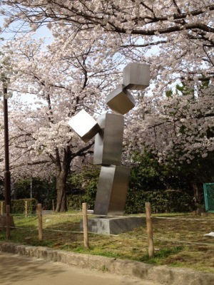 桜の下に置かれた林宰久さんの作品の写真
