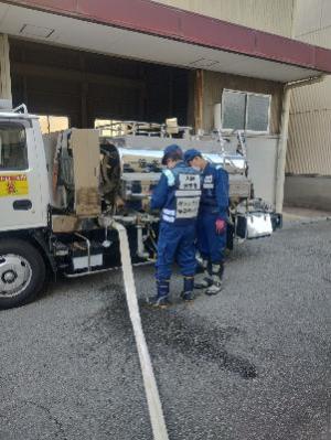 給水車から給水している様子