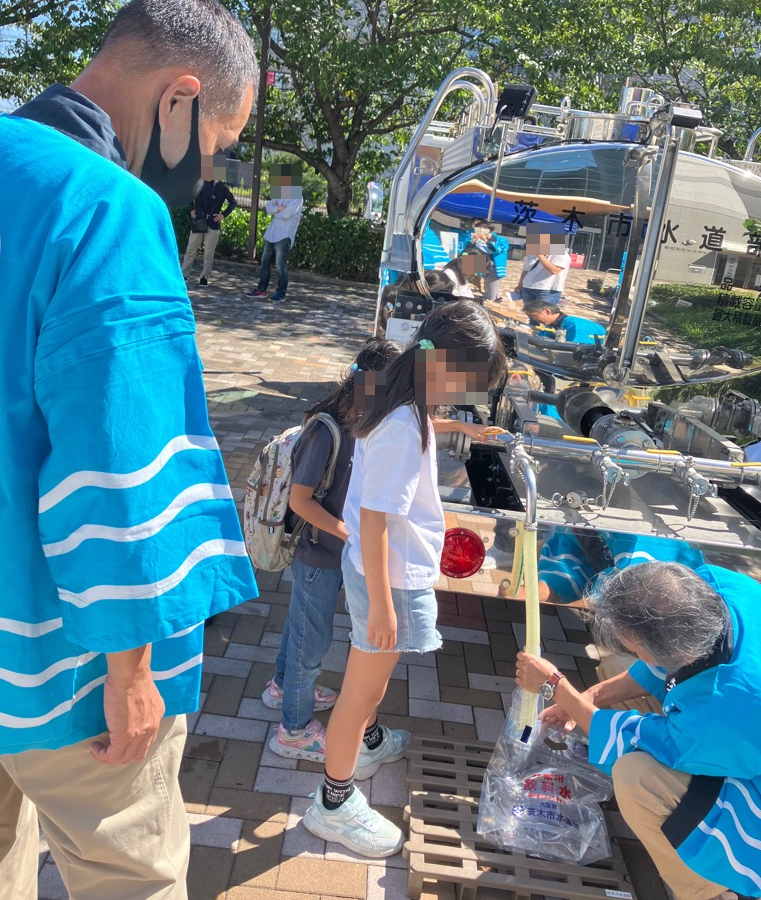 まちのお仕事体験の写真（給水体験）