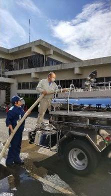 給水車に給水している様子