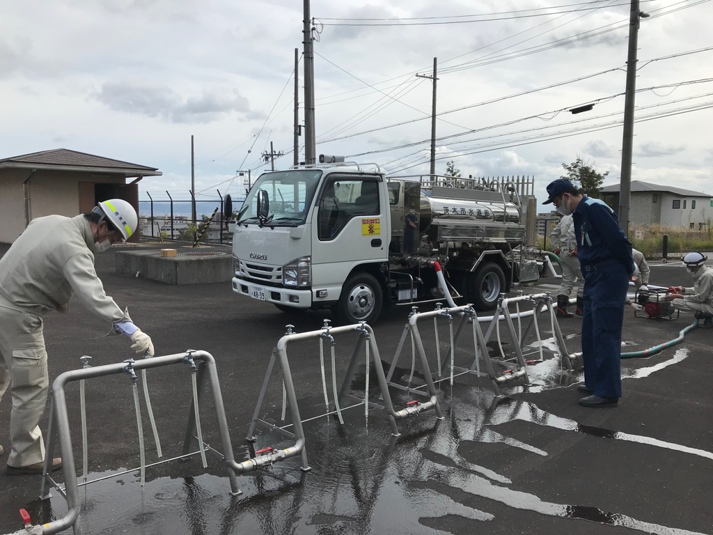 応急給水栓を設営している様子