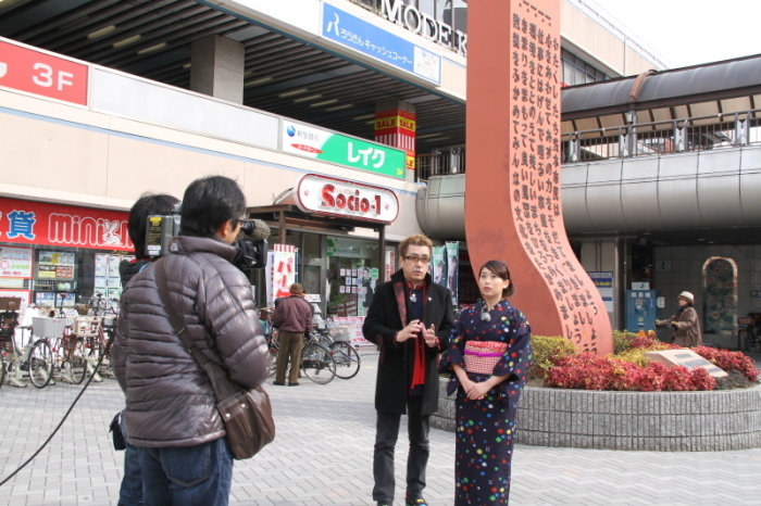 阪急茨木市駅前で嘉門達夫さんと美甘子さんが収録をしている写真