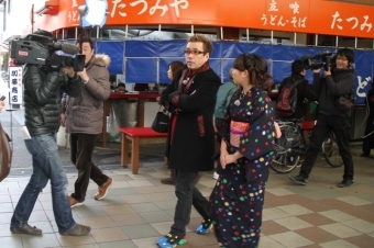 嘉門達夫さんと美甘子さんが阪急本通商店街を歩いている写真