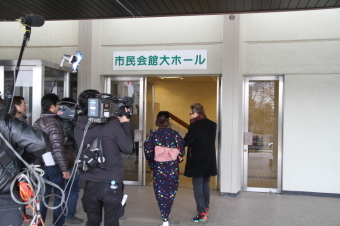 嘉門達夫さんと美甘子さんが市民会館大ホールへ入っていく様子の写真