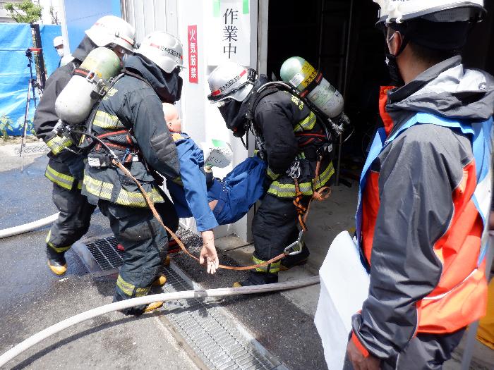 屋内からの要救助者の救出活動