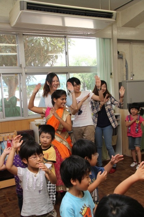 留学生と児童たちが交流遊びをしている様子を撮影した画像