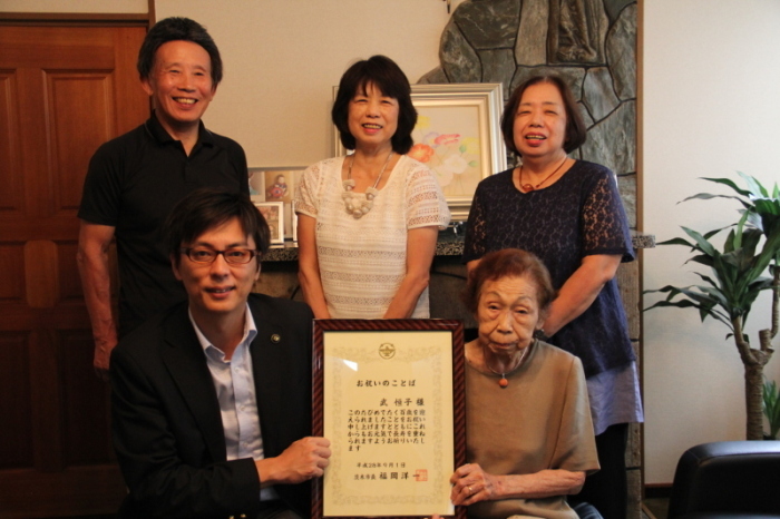 今年100歳になった武さんと市長の写真