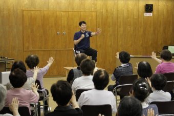 関西大学の教授による健康づくり講座が行われている画像