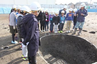 遺跡を見学する児童たち