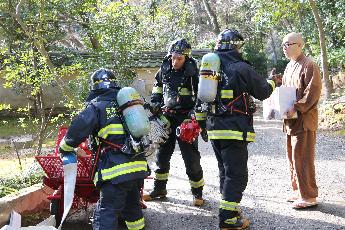 消防隊員に状況報告をする副住職