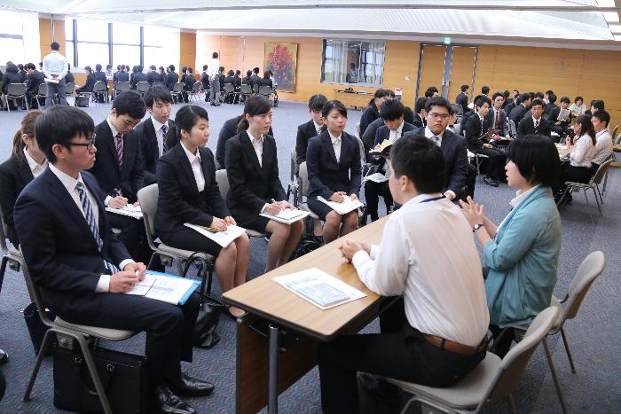 職員との座談会の様子