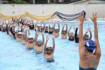 吉田選手からリズム水泳の指導を受ける児童達