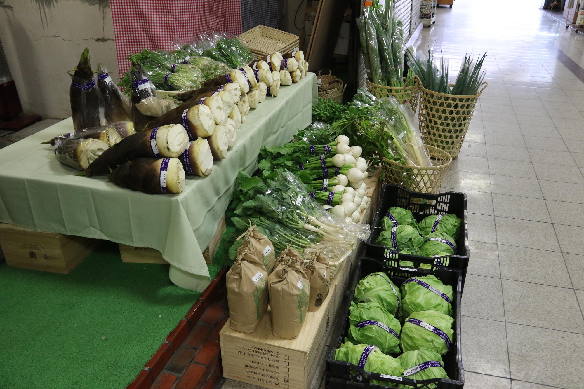 たけのこやキャベツなど、店に並ぶ野菜